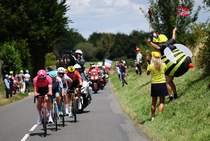 "Vnosi ogljikovih hidratov se med kolesarji zelo razlikujejo, zato v zadnjem času vse več pozornosti namenjamo individualizaciji prehrane. Trenutno se tudi raziskovalno ukvarjam s tem, kako bi za vsakega posameznika našli optimalen vnos ogljikovih hidratov za med dirko – torej količino, ki jo njegovo telo dejansko lahko absorbira in učinkovito porabi med dirko." | Foto: Reuters