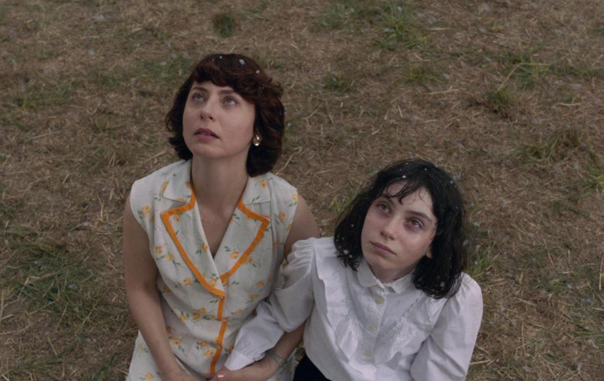 Ida, ki je pela tako grdo, da so še mrtvi vstali od mrtvih in zapeli z njo | Iz tega kadra je razvidna estetika filma, v zamaknjenem pogledu junakinj pa tudi eterični naravi filma, ki hodi po meji magičnega realizma. No, kljub eksperimentalnim koreninam režiserke ta ne pretirava s tovrstnimi prijemi. Judita Franković Brdar in Lana Marić sta odlični v glavnih vlogah. | Foto Temporama