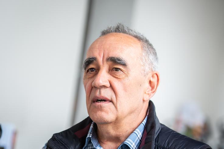  "Pogledal je sliko in rekel; o, jaz sem to videl na televiziji. In nama poštempljal dokument še za tri mesece," spomin iz usodnega dne opiše Ravil.  | Foto: Gaja Hanuna