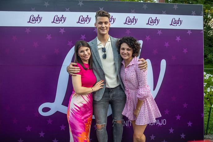 Jaka Šinkovec (Firbci), Nika Svetlin, Petra Potrebuješ | Pevec skupine Firbci Jaka Šinkovec (v sredini) v družbi Nike Svetlin (na levi) in Petre Potrebuješ (na desni). | Foto Mediaspeed