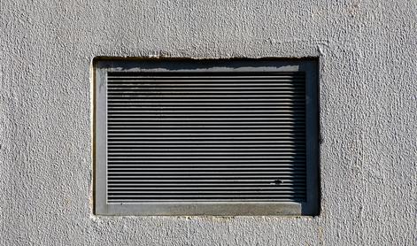 Zračnik na meji terase: kdaj sosed posega v vašo zasebnost? #pravni nasvet