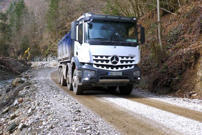 Voznici med vožnjo postalo slabo, trčila v tovornjak s 16 tonami kamenja