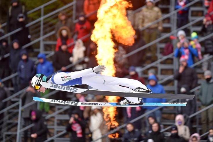 Domen Prevc je v prvi seriji poletel kar 150,5 metra. Uradni rekord naprave Wielka Krokiew je 147 metrov, kolikor je leta 2020 skočil Jukija Sato. | Foto: Reuters