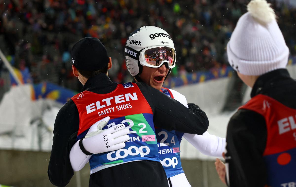 Anže Lanišek | Veselje slovenske skakalne reprezentance, ki je na tekmi mešanih ekip osvojila srebrno medaljo. | Foto Reuters