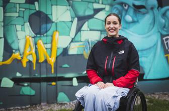 "Še vedno sem Tia." Navdihujoča zgodba 21-letne športnice, ki ji voziček ni vzel identitete.