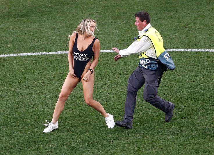 Prirediteljem je med finalom lige prvakov "ponagajala" Kinsey Wolanski. | Foto: Reuters