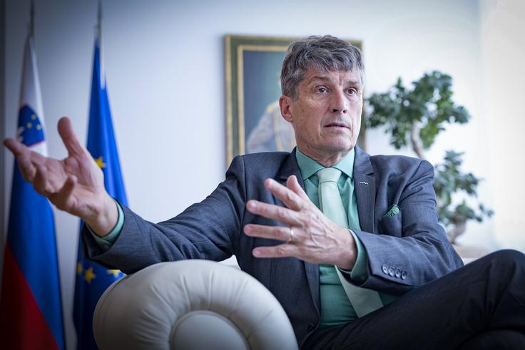 "Obramba države je nekaj najbolj svetega. V primeru vojne ne bo nemotenega delovanja javnega zdravstva, šolstva ... Spomnimo se le druge svetovne vojne. Mojega očeta sta najbolj zaznamovala pomanjkanje vsega ter nemška učiteljica, ki ga je pretepala, če se ni učil nemško," meni minister za obrambo Borut Sajovic. | Foto: Ana Kovač