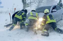 V snežnem neurju na vzhodu Evrope umrlo najmanj deset ljudi #video