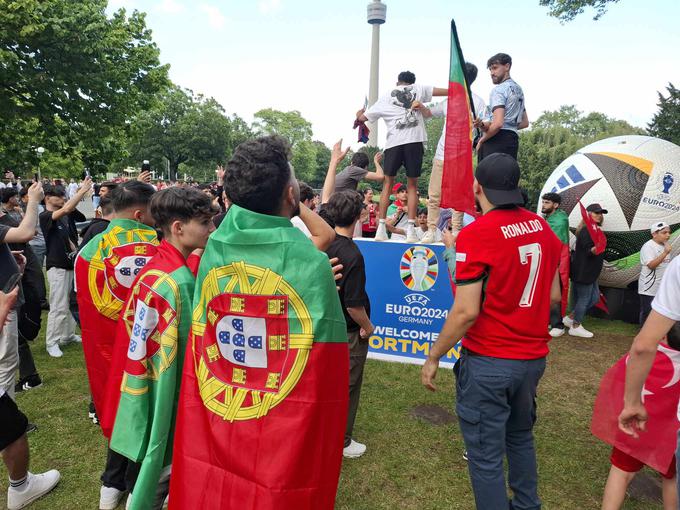 Cristiano Ronaldo je na Portugalskem deležen statusa nogometnega božanstva. | Foto: R. P.