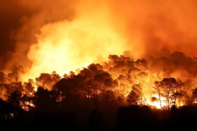 požar, Francija | Ogenj pustoši po Franciji, o več požarih pa poročajo tudi iz Španije in Portugalske. Državi je zajel hud vročinski val s temperaturami nad 40 stopinj Celzija. | Foto Reuters