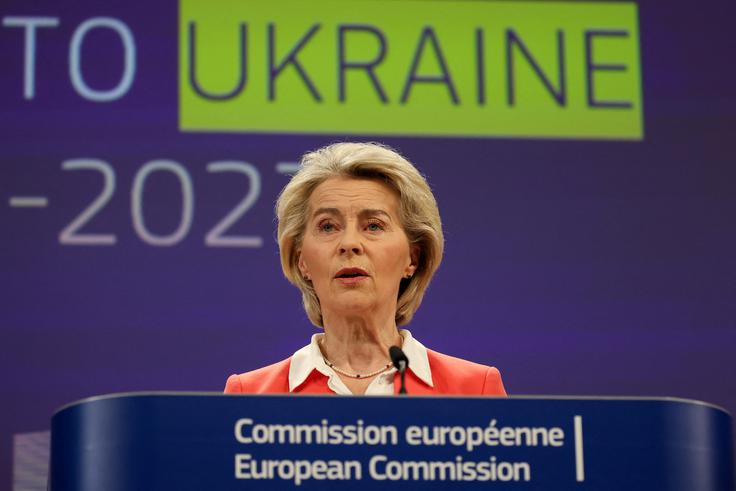 "Zdaj računamo na to, da se bosta Evropski parlament in Svet EU hitro dogovorila o teh predlogih, da bomo lahko prvo izplačilo izvedli aprila," je dejala predsednica Evropske komisije Ursula von der Leyen. | Foto: Reuters