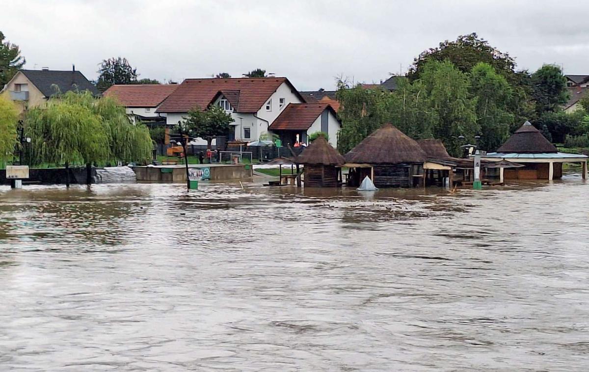 Hrvaška poplave | Ob Muri veljajo izredni ukrepi za preprečevanje poplav med krajem Mursko Središće in Podturnom ob meji s Slovenijo.  | Foto STA