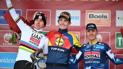 Tadej Pogačar po drugem mestu spil (brezalkoholno) pivo in športno priznal poraz #video