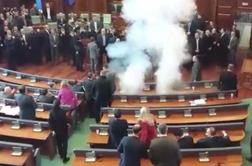 V kosovskem parlamentu znova uporabili solzivec (video)