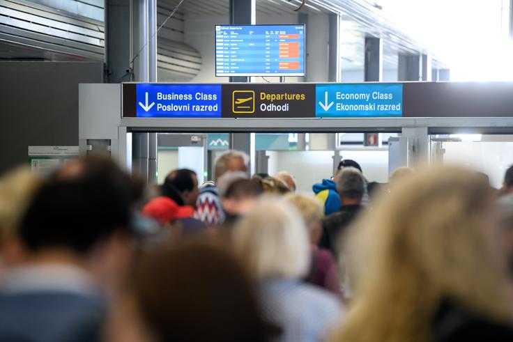 Kako bo precej manjši obseg poletov vplival na poslovanje letališča na Brniku, ki je v lasti nemškega Fraporta? Tam bodo kmalu začeli graditi nov potniški terminal. | Foto: STA ,
