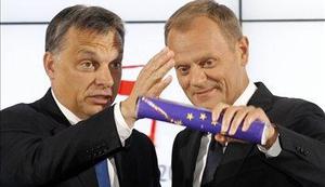 Orban in Tusk sta se ob predaji štafete EU obdarila z vinom in sabljo