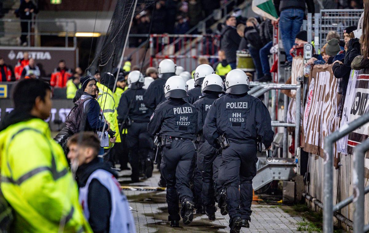 St. Pauli, Hannover 96, izgredi | Več kot 30 ljudi je bilo poškodovanih po spopadu navijačev in policije. | Foto Guliverimage