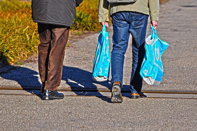 Plastične vrečke | Minilo je eno leto od prepovedi brezplačnih plastičnih nosilnih vrečk v slovenskih trgovinah. Kupci so se na to navadili in so čedalje bolj ekološko ozaveščeni. | Foto Pixabay