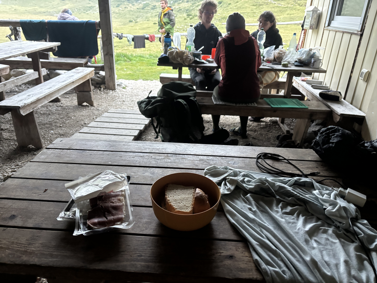 Na Korošici tik pred mrakom in z omejeno ponudbo hrane. | Foto: Žiga Papež