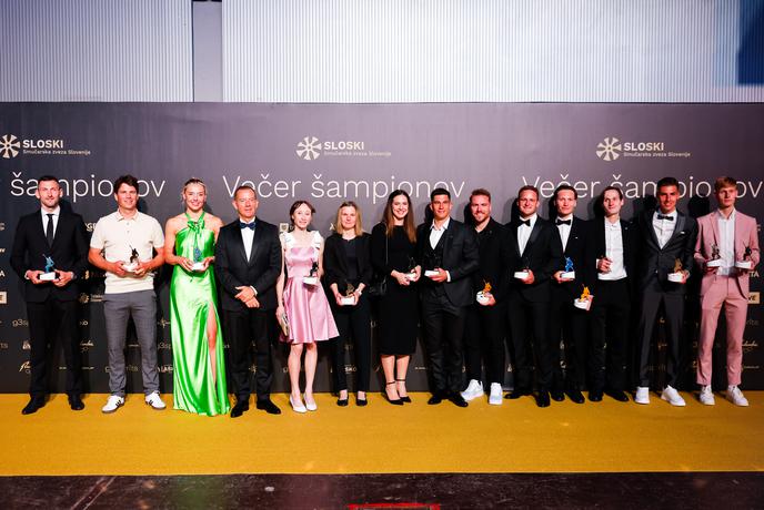 Počastili zimske šampione, Nika in Domen Prevc prva lastnika bankovcev