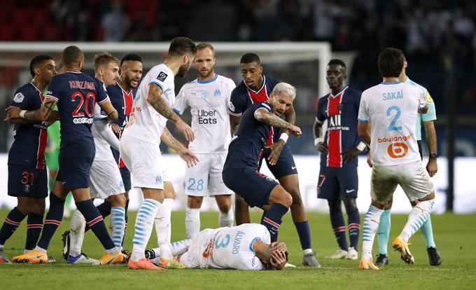 Trije nogometaši PSG so jo odnesli z rdečim kartonom, pri gostih sta bila izključena dva igralca. | Foto: Reuters