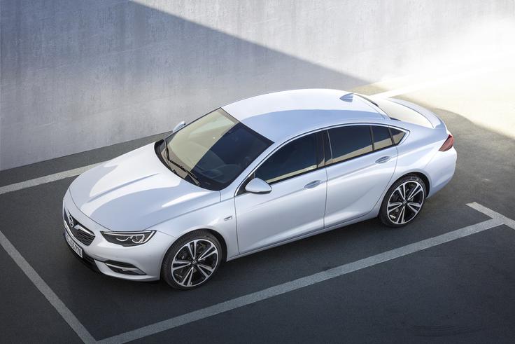 Osnovna prostornina prtljažnika ostaja v povprečju, saj znaša od 490 do 1450 litrov. | Foto: Opel