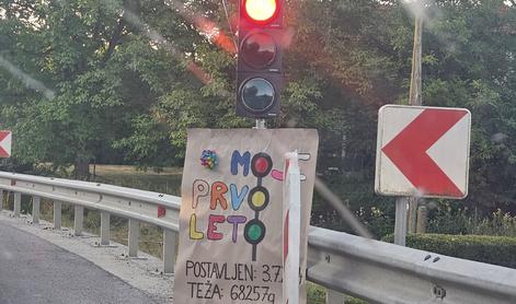 Šala domačinov: za "rojstni dan" so okrasili semafor #foto