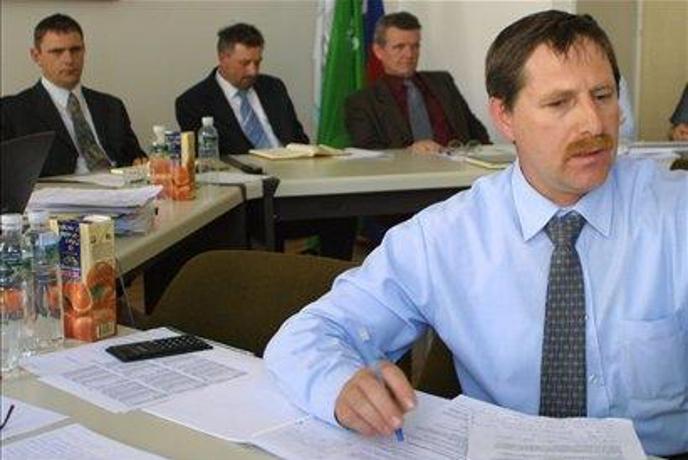 Ravnik zavrača očitke kmetov