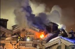 V smučarskem letovišču izbruhnil požar: sto gasilcev se še vedno bori z ognjem