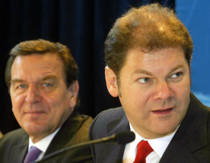 Zadnji socialdemokratski nemški kancler je bil Gerhard Schröder (levo), ki je Nemčijo vodil med letoma 1998 in 2005. Scholz (desno) je bil njegov velik zaveznik v stranki. Fotografija je iz leta 2002. | Foto: Reuters