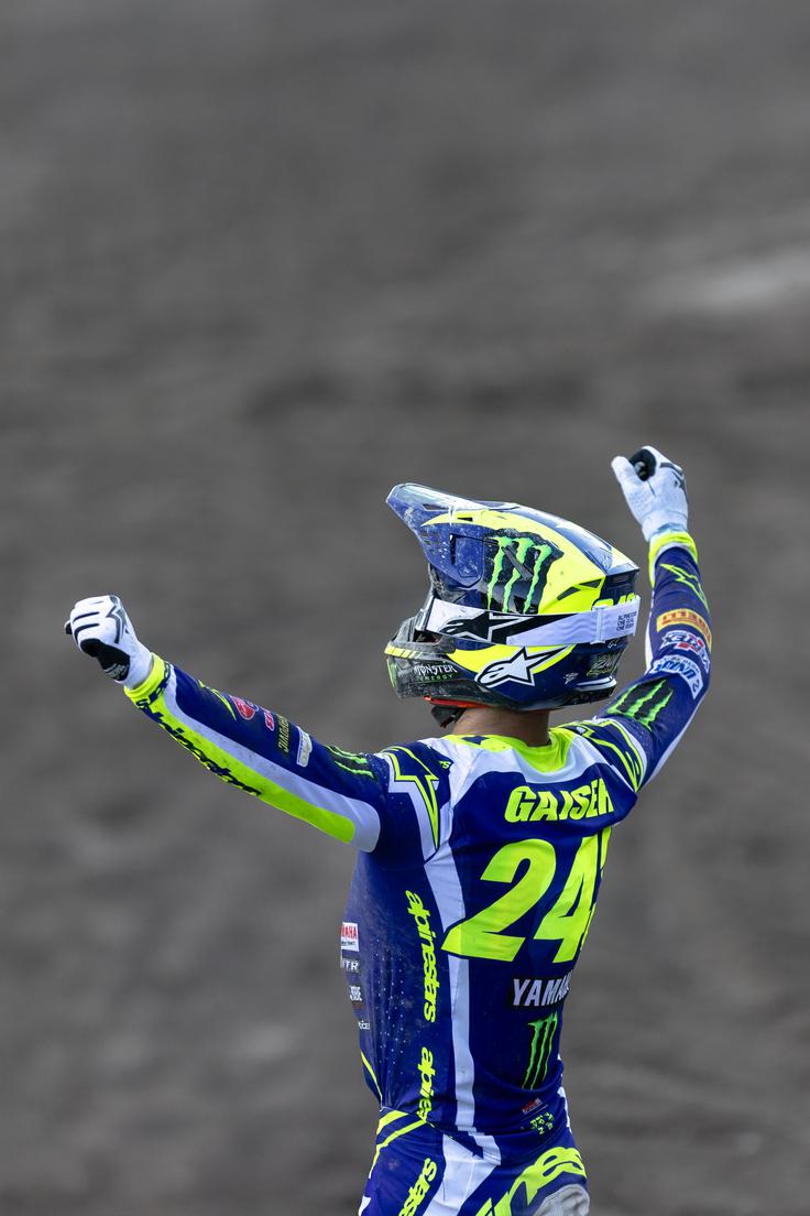 Tako je Tim Gajser dvignil roke, ko je dobil drugo vožnjo na VN Trentina. Prvič z Yamaho. | Foto: Yamaha Racing