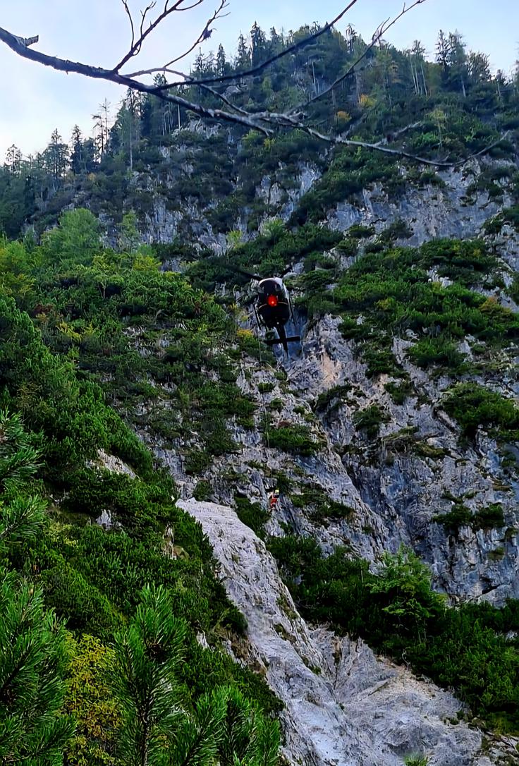 Pohodnico so s helikopterjem Slovenske vojske prepeljali v dolino. | Foto: Policija