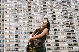 Socialistična arhitektura skozi polaroide v androgeno kolekcijo