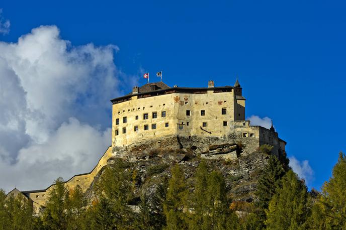 Švica - grad Tarasp | Donald Trump je 2. aprila Švici, ki jo imajo številni Slovenci zaradi njene gospodarske uspešnosti in bogastva za zgled, naložil zelo visoke carine, in sicer kar 32-odstotne. Največ med evropskimi državami. | Foto Guliverimage