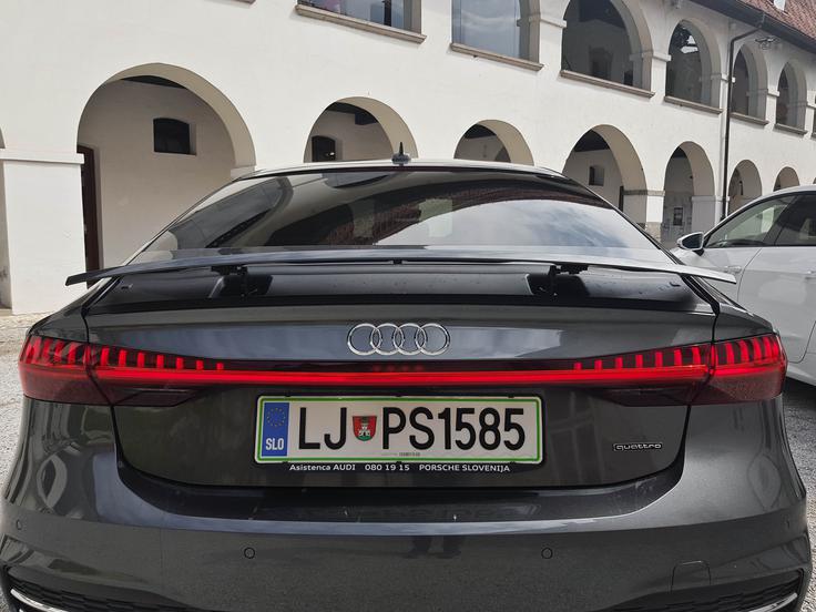 Pogled na zadek je resnično poseben. Šestnajst pokončnih linij ustvari zanimiv vzorec, ki ob zaklepu ali odklepu avtomobila zaplešejo. | Foto: Gašper Pirman