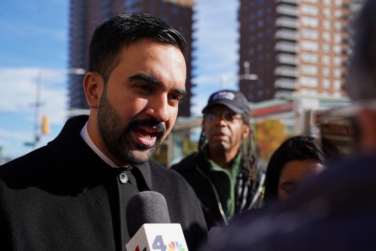 34-letni državni kongresnik z dvojnim državljanstvom Ugande in ZDA Mamdani je junija na demokratskih strankarskih volitvah osvojil 56 odstotkov glasov in med drugim premagal nekdanjega guvernerja države Andrewa Cuoma, ki se je nato odločil na splošnih volitvah 4. novembra nastopiti kot neodvisni kandidat. | Foto: Reuters