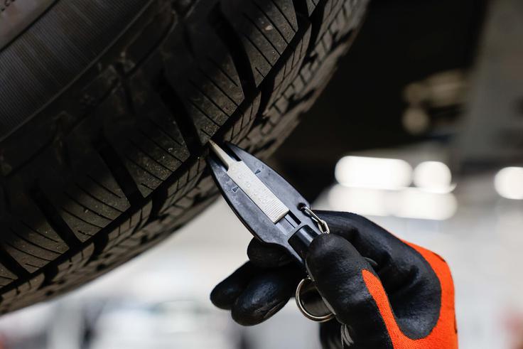 Le strokovnjak lahko natančno oceni stanje pnevmatike, morebitne mikropoškodbe in njeno primernost glede na voznikov način uporabe vozila. | Foto: P Automobil Import d.o.o.