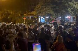 Kamenjajo novinarje, policisti pretepajo civiliste ...