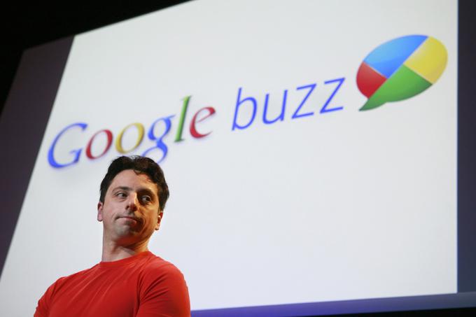 Buzz je bilo v Googlovo spletno pošto Gmail integrirano družbeno omrežje, ki pa se je pri življenju obdržalo manj kot dve leti. Ob kapricah vmesnika, ki ni bil najbolj praktičen, tehničnih pomanjkljivostih ter skrbeh uporabnikov zaradi zasebnosti, številni so tarnali, da Google z drugimi deli njihove e-poštne imenike, je imel Buzz veliko težavo: Facebook. V začetku leta 2010, ko je izšel Google Buzz, je bil Facebook namreč že družbeno omrežje številka ena in izkazalo se je, da uporabniki niso potrebovali še enega. Na fotografiji soustanovitelj podjetja Google Sergey Brin. | Foto: Reuters