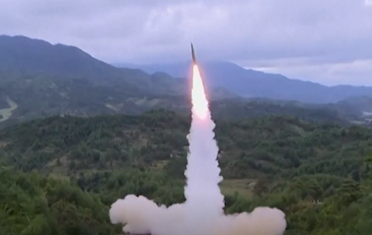 Balistična raketa | Izstrelitev tolikšnega števila raket je višji analitik na Korejskem inštitutu za nacionalno združitev v Seulu Hong Min označil za dejanje brez primere. | Foto Reuters