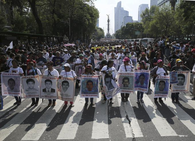 Od leta 2006 je bilo v Mehiki zaradi narkokartelov umorjenih več kot 400 tisoč ljudi. Na fotografiji iz leta 2018 vidimo protestnike v mehiškem glavnem mestu ob peti obletnici izginotja 43 študentov pedagoške fakultete. Študente naj bi na jugozahodu Mehike krajevna policija prisilila, da izstopijo iz avtobusa in jih nato izročila neki mamilarski mafijski skupini. | Foto: Guliverimage