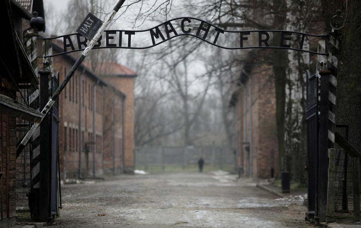 Pohod živih, Auschwitz | Evropski parlament je 2. avgust leta 2015 razglasil za vsakoletni evropski dan spomina na žrtve holokavsta nad Romi, in sicer v spomin na 500 tisoč Rominj in Romov, kar predstavlja vsaj četrtino vsega takratnega romskega prebivalstva, umorjenih v Evropi, ki so jo zasedli nacisti. | Foto Reuters