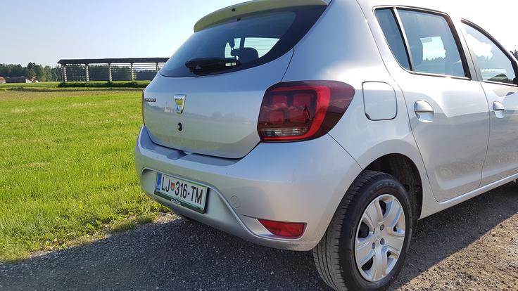 Tak sandero z opremo laureate navzven ne izstopa, to vlogo prepušča opremi stepway. | Foto: Gregor Pavšič