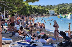 Plaža v Makarski poka po šivih že ob 11. dopoldne: "To nima nobene veze z dopustom"