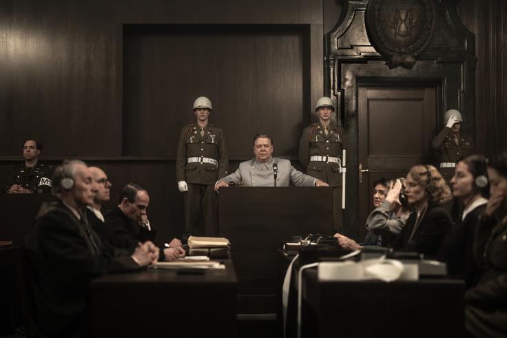 Russell Crowe kot Herman Göring v polnem elementu, pripravljen, da prevzame nadzor nad prostorom. | Foto: Blitz Film & Video Distribution