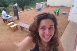 Triindvajsetletna Nika, ki v Ugandi gradi zdravstveni dom (video)