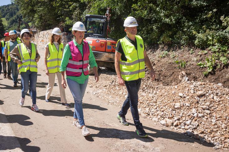 Ministrica za infrastrukturo Alenka Bratušek si je na Gorenjskem ob drugi obletnici ujme ogledala rekonstrukcije državne cestne infrastrukture na relacijah Sorica, Gorenja vas-Todraž ter Trebija-Sovodenj. | Foto: STA