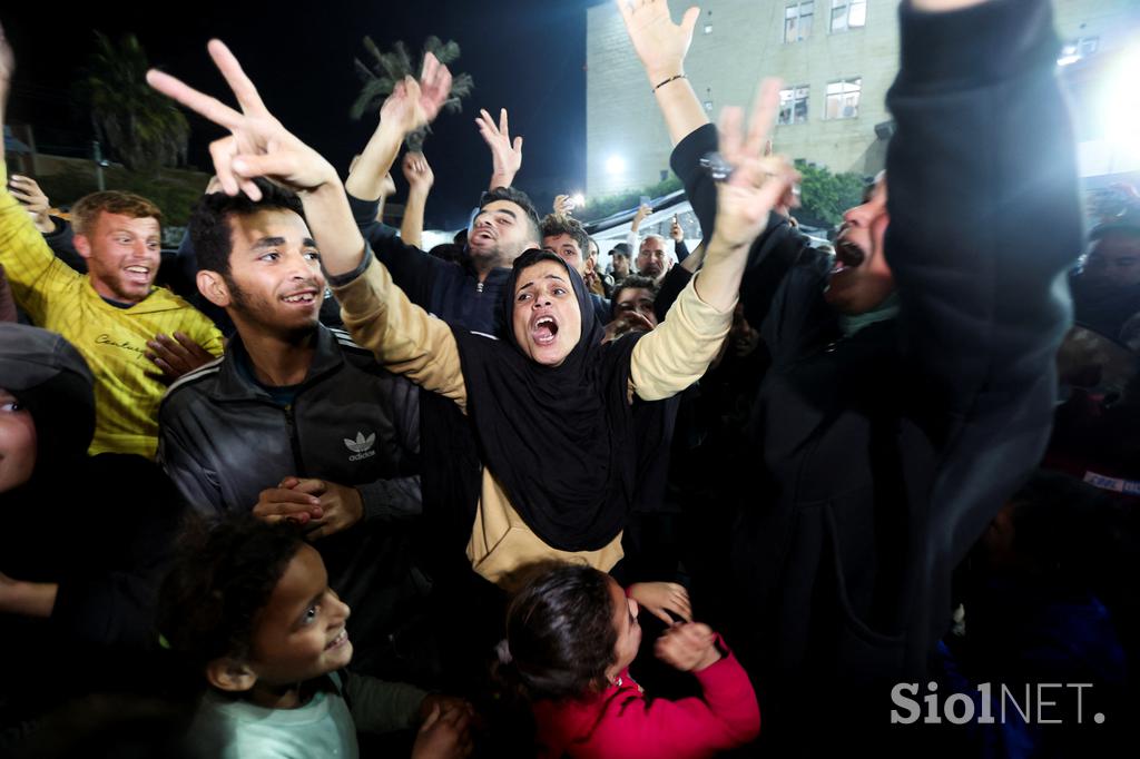 Veselje Palestincev ob doseženem dogovoru o prekinitvi ognja v Gazi.