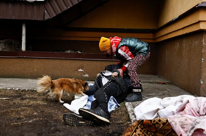 Ruska vojska je v prvih tednih vojne prodirala tudi proti Kijevu, a se je na koncu zaradi ukrajinskega odpora umaknila. Umikajoča ruska vojska je za seboj v kraju Buča v bližini Kijeva pustila mrtve ukrajinske civiliste (na fotografiji). | Foto: 