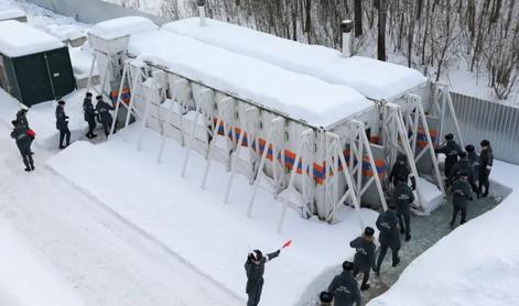 Rusi v množično postavljanje mobilnih zaklonišč #video